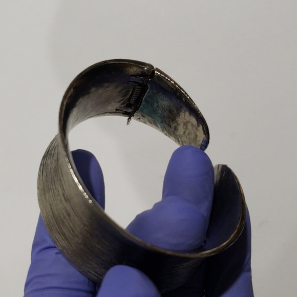 Silver-Tone Textured Cuff Bracelet – Elegant Women’s Statement Fashion Jewelry - Picture 6 of 8